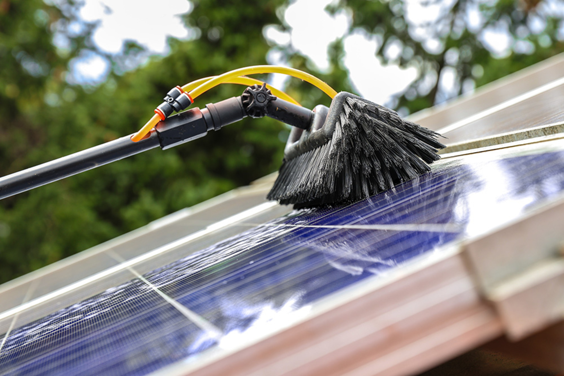 Reinigung von PV-Modulen bei Elektro Laub GmbH in Bad König